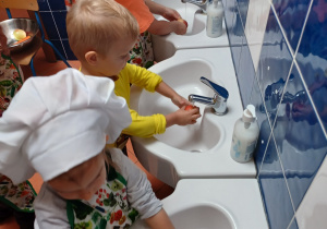 dzieci myją marchewki